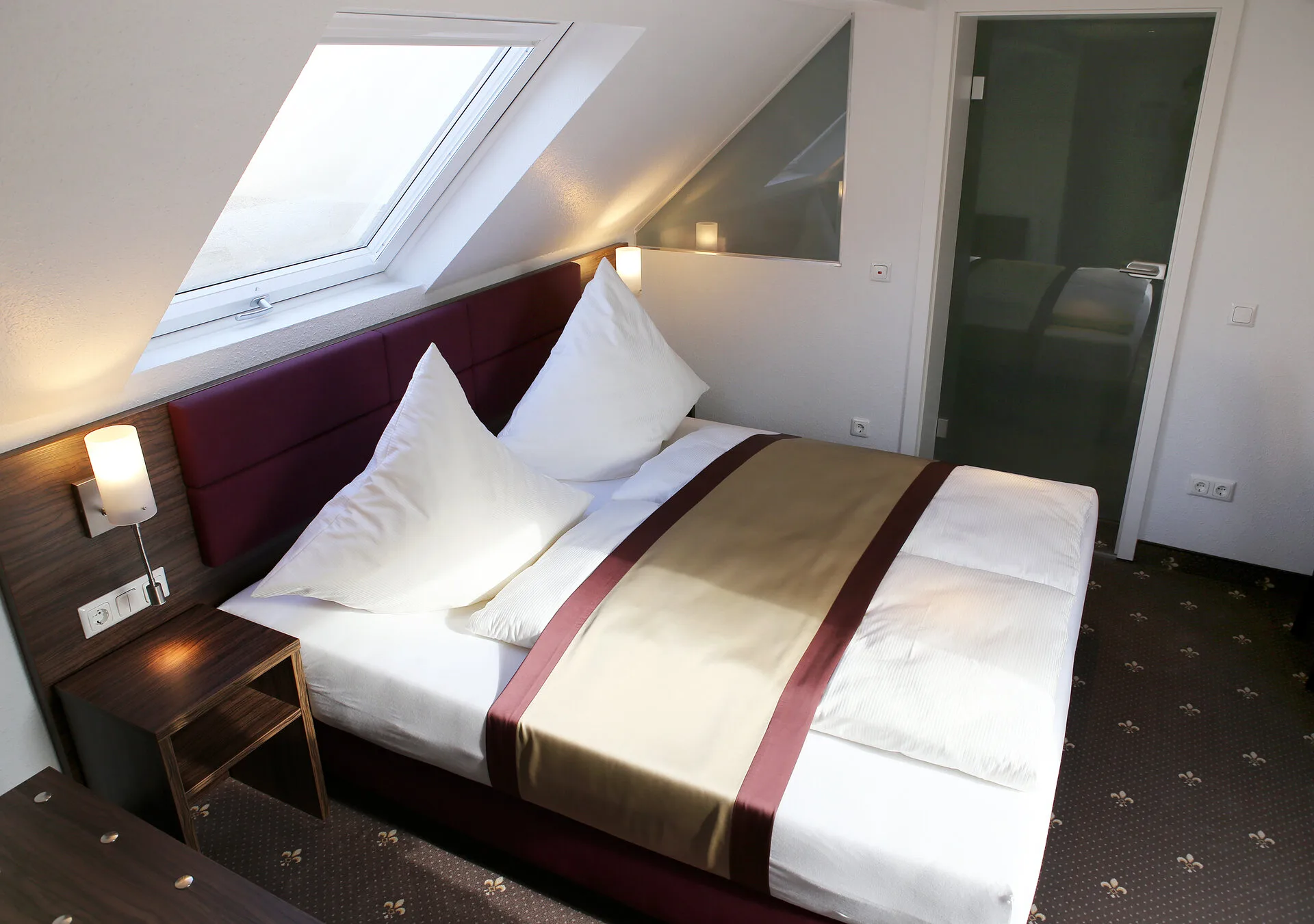 Hotelzimmer unter der Dachschräge im Hotel Rothkamp in Frechen